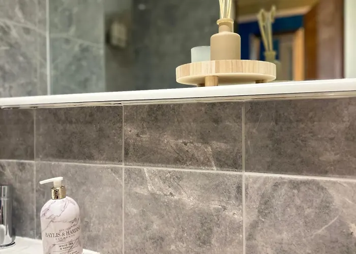 Spacious - Parking - Next To Ao Arena - Local Attraction & Transport Links *