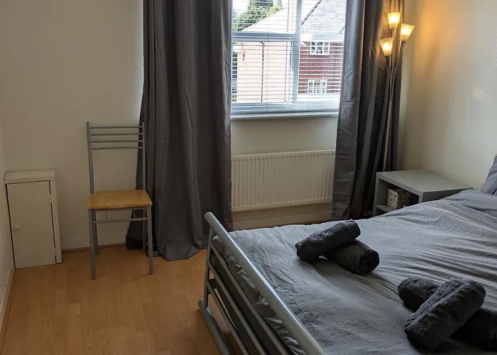 Comfortable And Peaceful 2 Bedroom Flat With Shared Bathroom And Kitchen Close To Airport منزل للإقامة