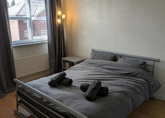 Comfortable And Peaceful 2 Bedroom Flat With Shared Bathroom And Kitchen Close To Airport منزل للإقامة