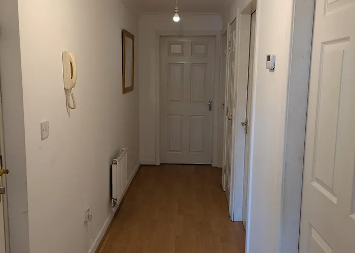 Comfortable And Peaceful 2 Bedroom Flat With Shared Bathroom And Kitchen Close To Airport منزل للإقامة مانشستر