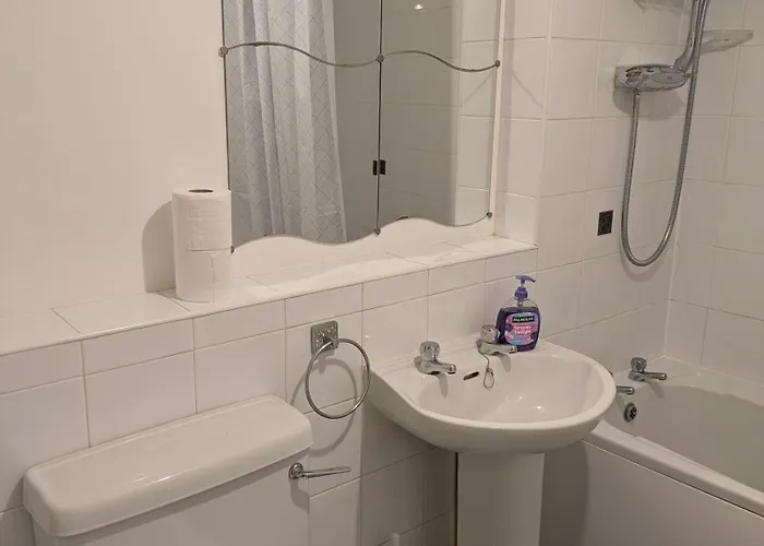 Comfortable And Peaceful 2 Bedroom Flat With Shared Bathroom And Kitchen Close To Airport