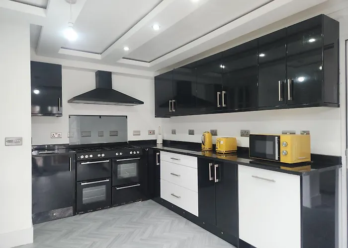 Charming Tudor White House Free Wifi * Manchester