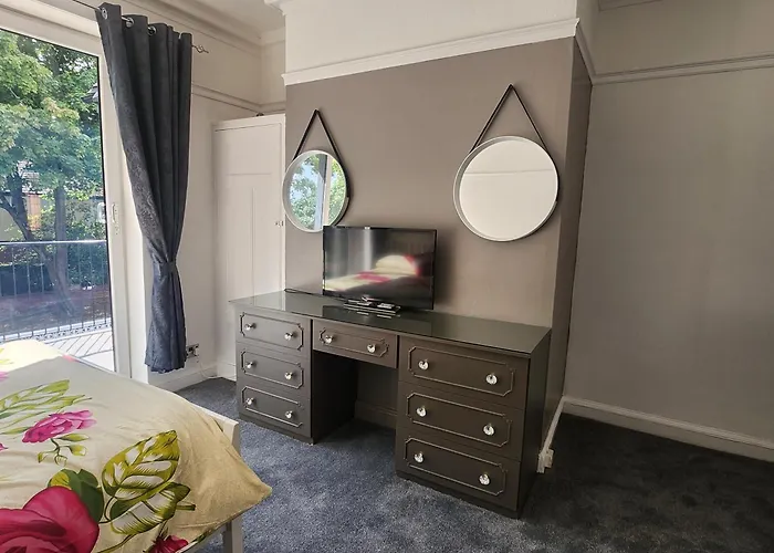 Charming Tudor White House Free Wifi