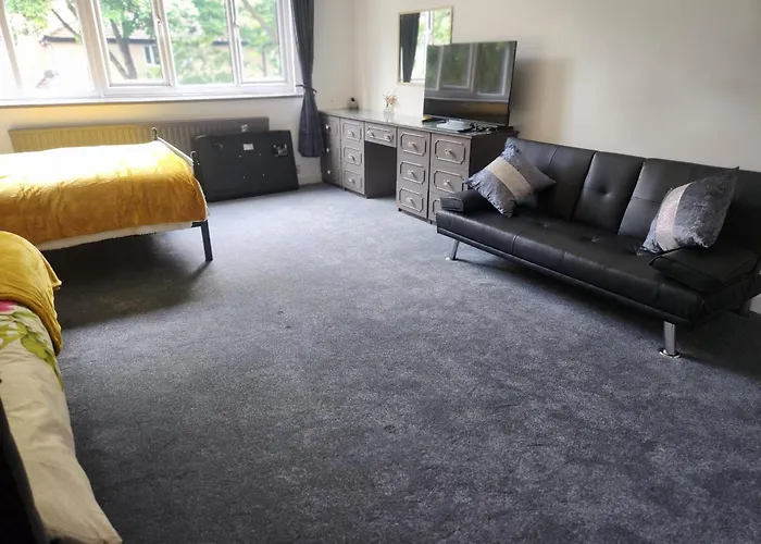 Charming Tudor White House Free Wifi Holiday home