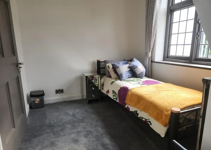 Holiday home Charming Tudor White House Free Wifi *