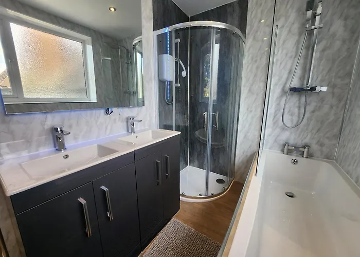 Charming Tudor White House Free Wifi Holiday home Manchester