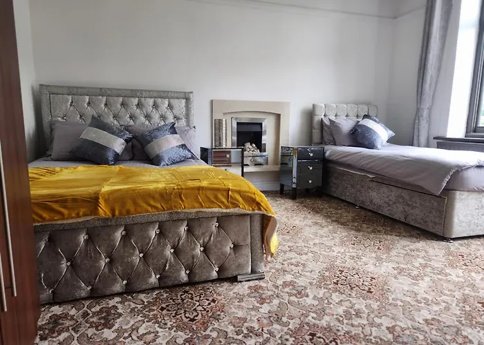 Charming Tudor White House Free Wifi Casa vacanze Manchester