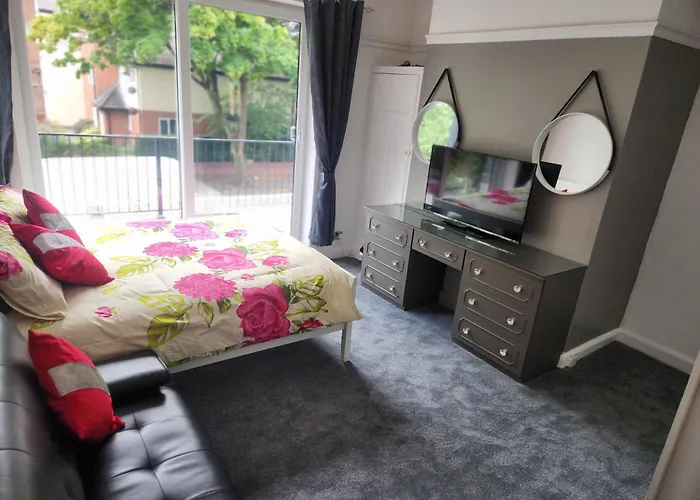 Holiday home Charming Tudor White House Free Wifi Manchester