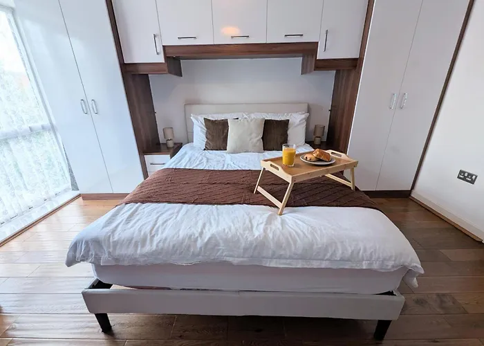 The Eastern Hive - King Bed, 3x Parking, Coop Live & Etihad 맨체스터