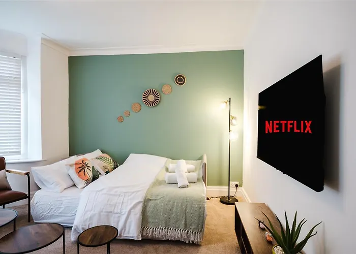 Lägenhet Bright 4br With Garden With Free Parking And Sleeps Up To 9