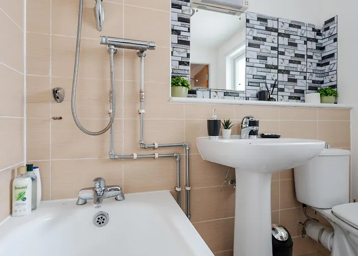 Stylish 2Br Flat - Walk To Old Trafford - Free Parking *