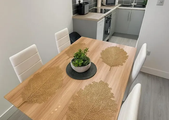 Kehoe's Pad Near Etihad Stadium & Coop Live Arena Sleeps 4 *