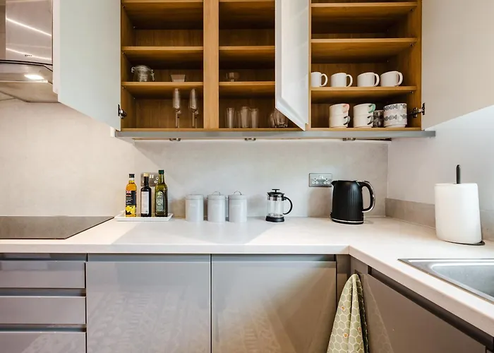 Bright 4br With Garden With Free Parking And Sleeps Up To 9 Lägenhet