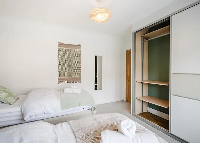 Bright 4br With Garden With Free Parking And Sleeps Up To 9 Lägenhet