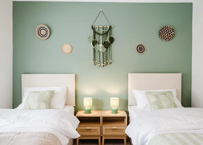 Bright 4br With Garden With Free Parking And Sleeps Up To 9 아파트