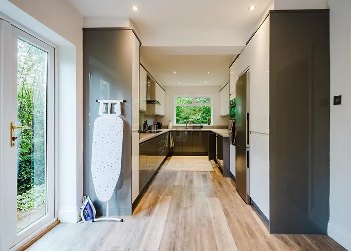 Bright 4br With Garden With Free Parking And Sleeps Up To 9 아파트