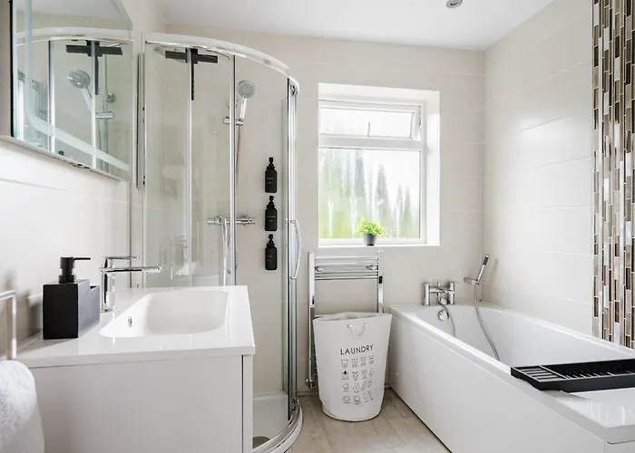 Lägenhet Bright 4br With Garden With Free Parking And Sleeps Up To 9