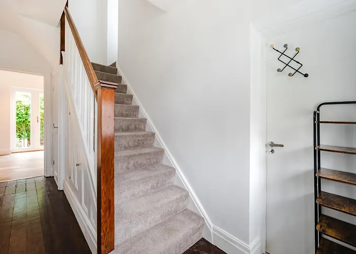 Lägenhet Bright 4br With Garden With Free Parking And Sleeps Up To 9 *