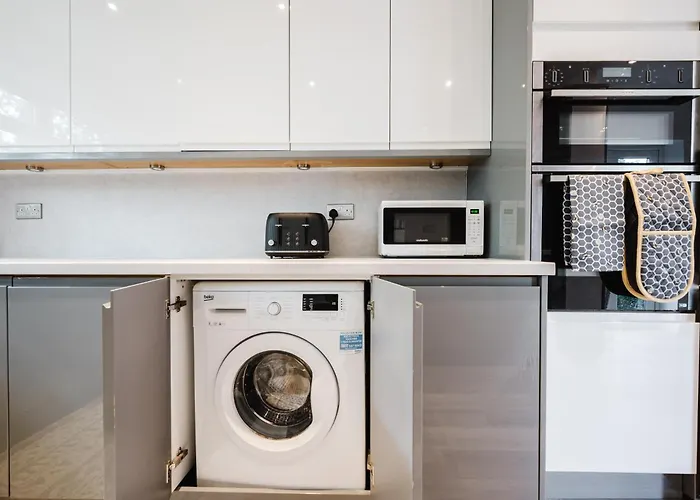 Lägenhet Bright 4br With Garden With Free Parking And Sleeps Up To 9