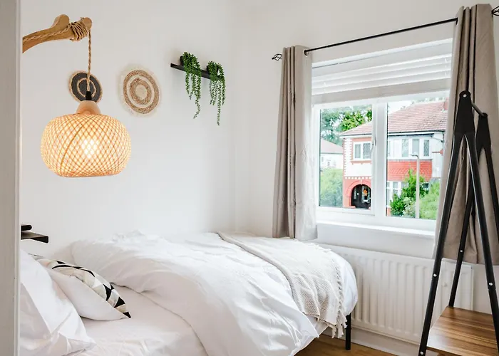 Bright 4br With Garden With Free Parking And Sleeps Up To 9 Lägenhet *