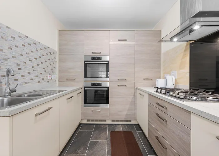 4 Bedroom House In * Manchester