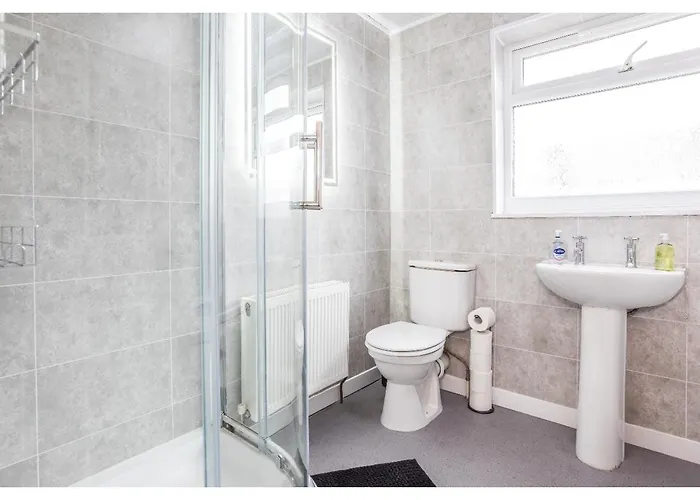 아파트 Modern 3bd House - Free Parking - Fast Wifi