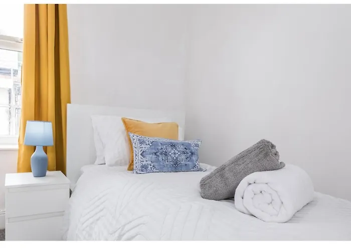 Modern 3bd House - Free Parking - Fast Wifi 맨체스터