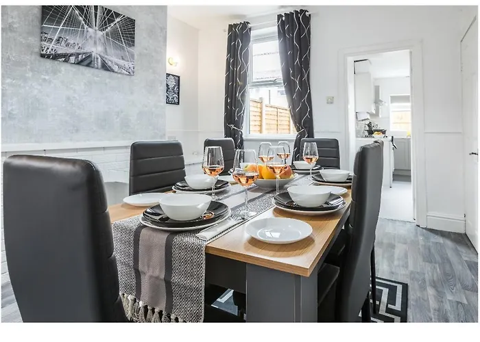 아파트 Modern 3bd House - Free Parking - Fast Wifi *