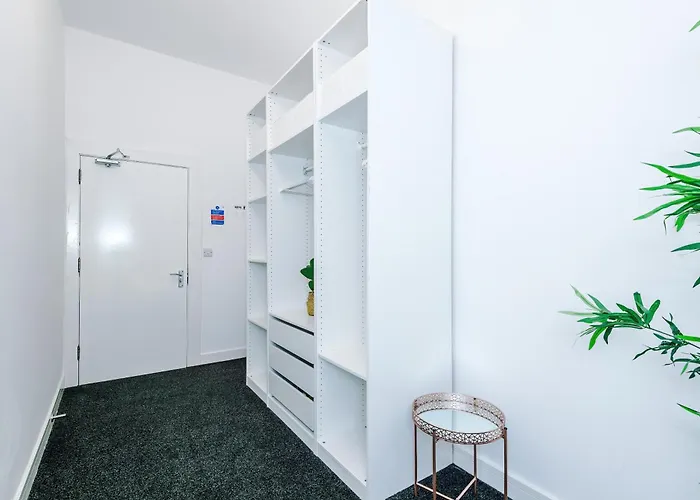 Large Salford -free Parking Daire *