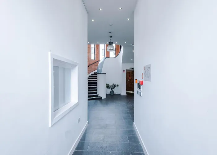 Large Salford -free Parking Daire *