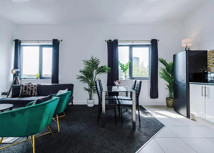 Large Salford -free Parking Daire