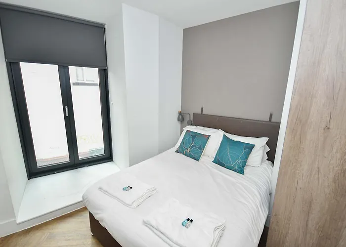 Spacious 2bed Flat W Security 아파트 *