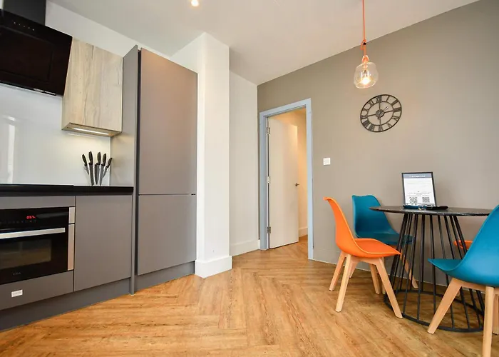 Spacious 2bed Flat W Security *