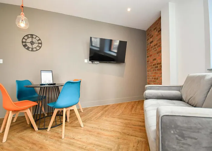 Spacious 2bed Flat W Security *