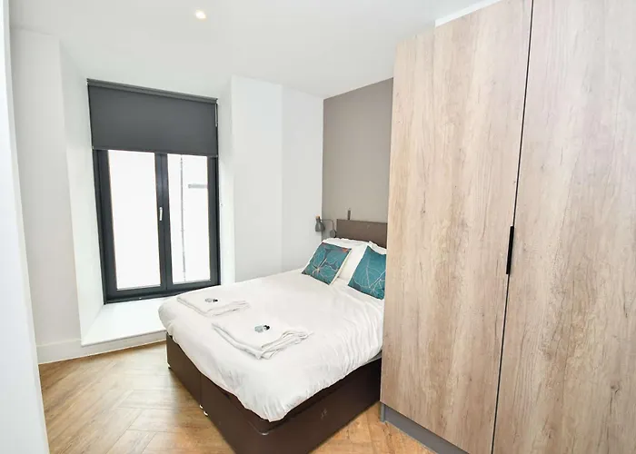 Spacious 2bed Flat W Security *