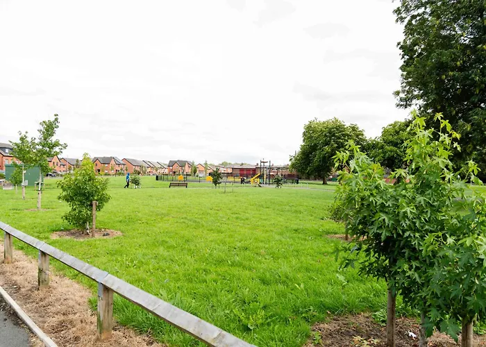 S Veranda - Near Lidl & Bus -4 Bed 6 Sleep 펜션 *