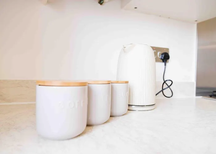 S Veranda - Near Lidl & Bus -4 Bed 6 Sleep 펜션