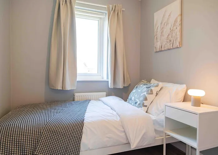 Dom wakacyjny S Veranda - Near Lidl & Bus -4 Bed 6 Sleep *