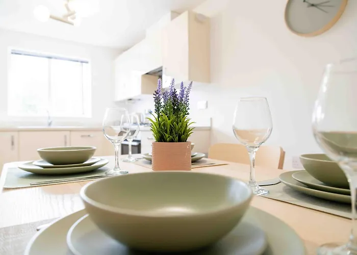 S Veranda - Near Lidl & Bus -4 Bed 6 Sleep