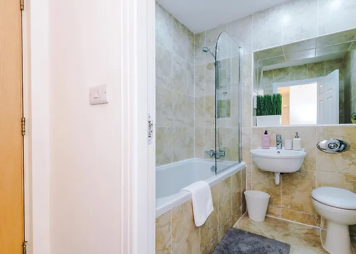 Cosy 2br In Center - With Wifi, Kitchen & Parking アパート