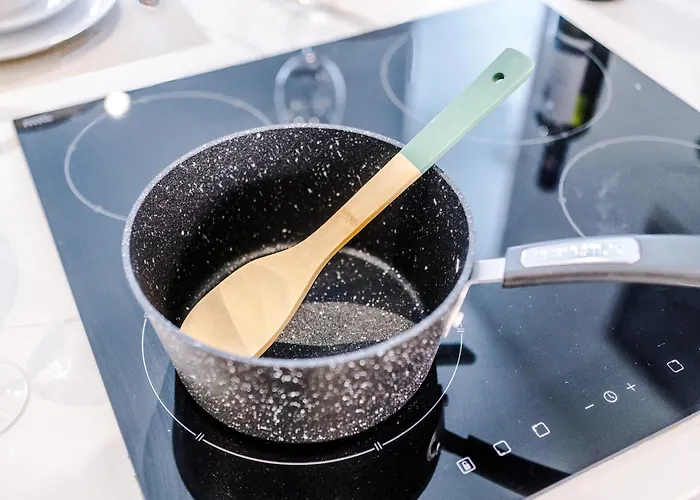 Duplex In Salford, 2br&2ba, Full Kitchen *