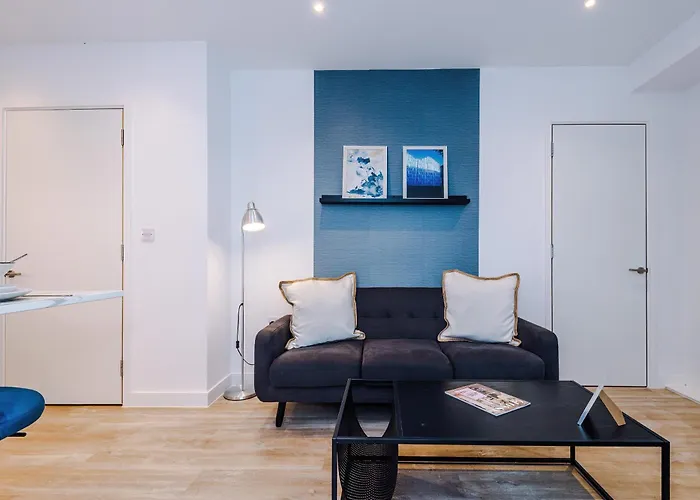 Duplex In Salford, 2br&2ba, Full Kitchen