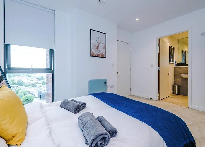 Duplex In Salford, 2br&2ba, Full Kitchen *