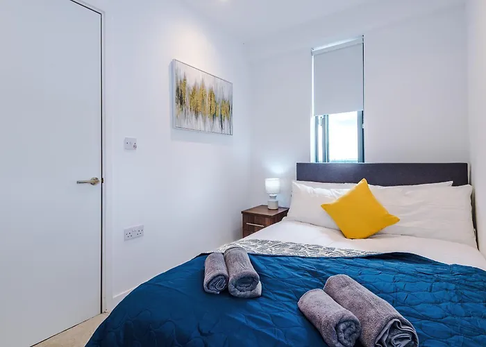 Duplex In Salford, 2br&2ba, Full Kitchen *