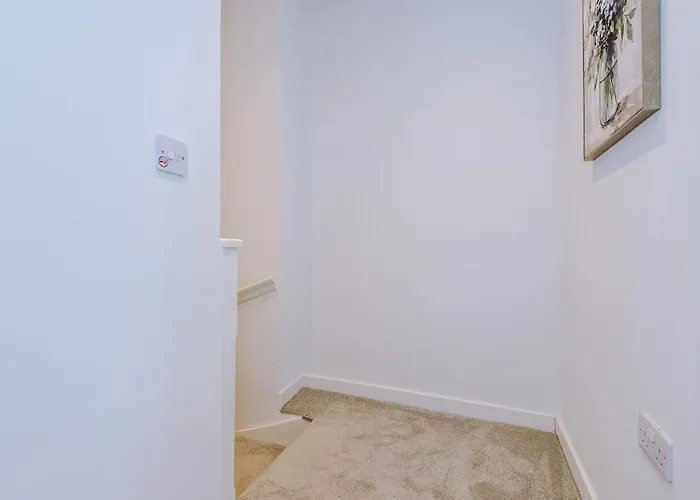 Duplex In Salford, 2br&2ba, Full Kitchen *