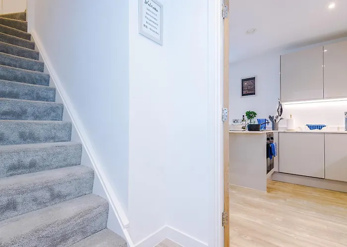 Duplex In Salford, 2br&2ba, Full Kitchen * Manchester