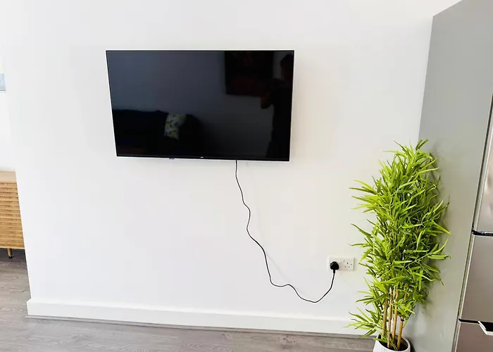 Spacious 4 Bed Near Metrolink Whitefield