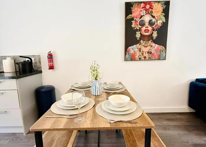 Spacious 4 Bed Near Metrolink Whitefield 別荘 マンチェスター