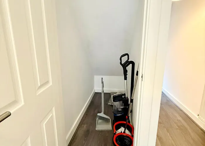 Spacious 4 Bed Near Metrolink Whitefield * Manchester