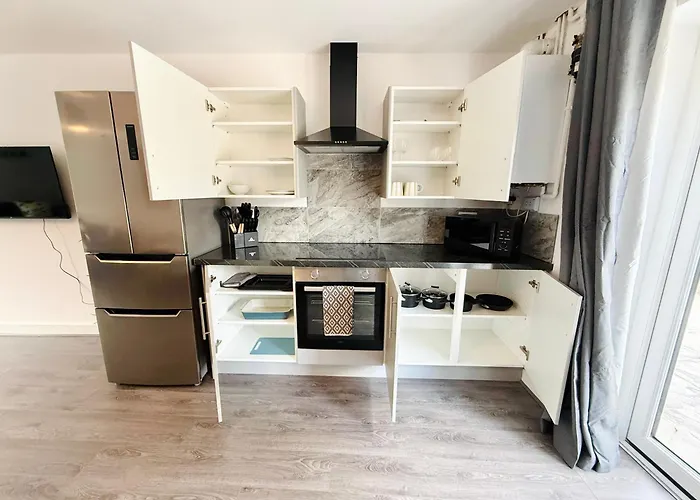 بيت للعطل Spacious 4 Bed Near Metrolink Whitefield